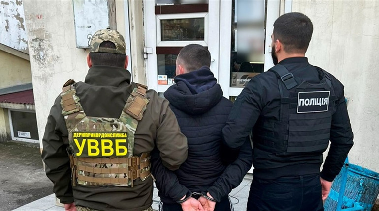 Спіймали на гарячому: на Одещині прикордонники викрили наркодилера (ФОТО, ВІДЕО)