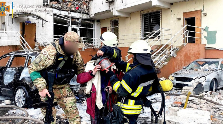 Перед Великоднем ворог обстріляв Одесу: ракети влучили у житлові будинки, цвинтар. Є жертви