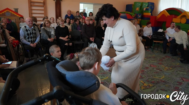 У День людей з інвалідністю вихованці Городоцького центру реабілітації отримали багато подарунків