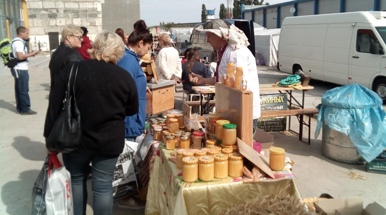 Кавуни, мед, бринза, бренді