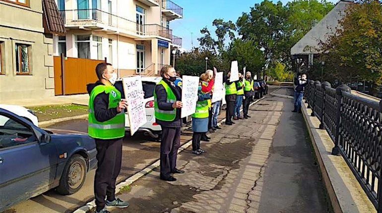 Автопробеги бывают разными: в Измаиле протестно сигналили под зданием УДП (видео)