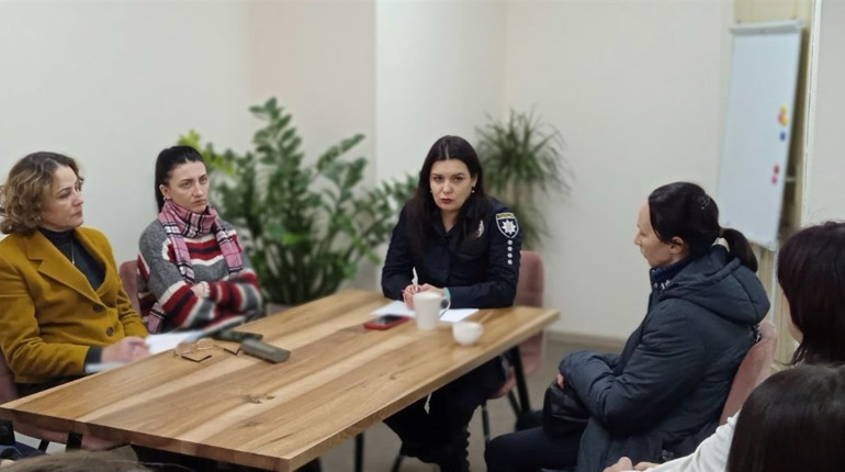 У просторі Вільна поліцейська та психологиня говорили з жінками про домашнє насильство