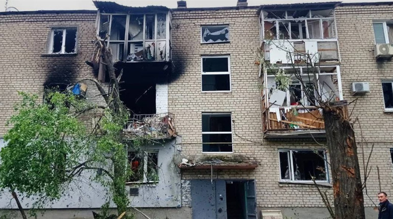 Нова Каховка під обстрілами: уламки сипалися на місто, рашисти збивали дрони автоматами