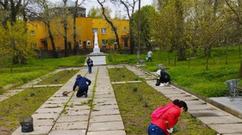 У Каховці окупанти провели суботник