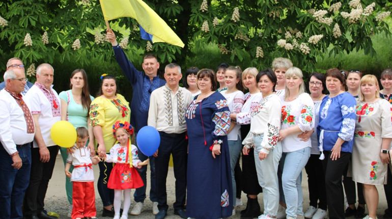 Колектив Захарівської лікарні влаштував флешмоб до Дня вишиванки: як усе було