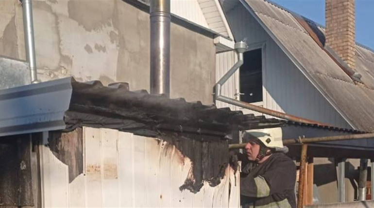 У Звягелі вогнеборці гасили пожежу в лазні в приватному домоволодінні