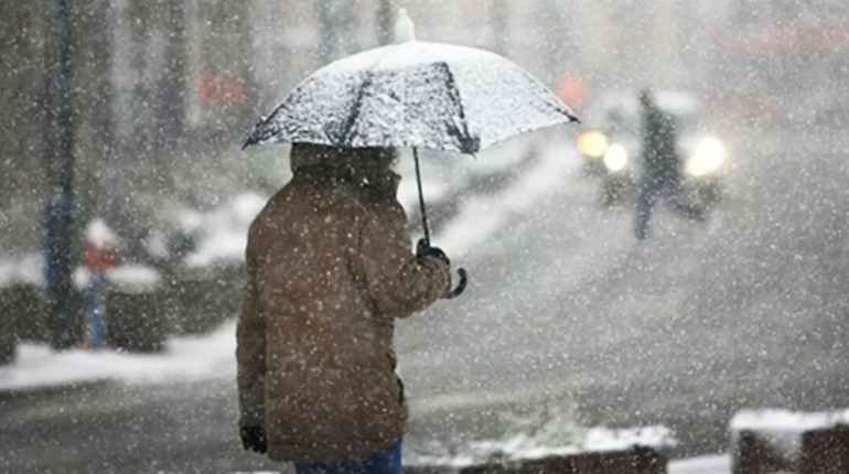 Мокрий сніг, дощ, ожеледиця та пориви вітру: яким буде синоптичний початок наступного тижня