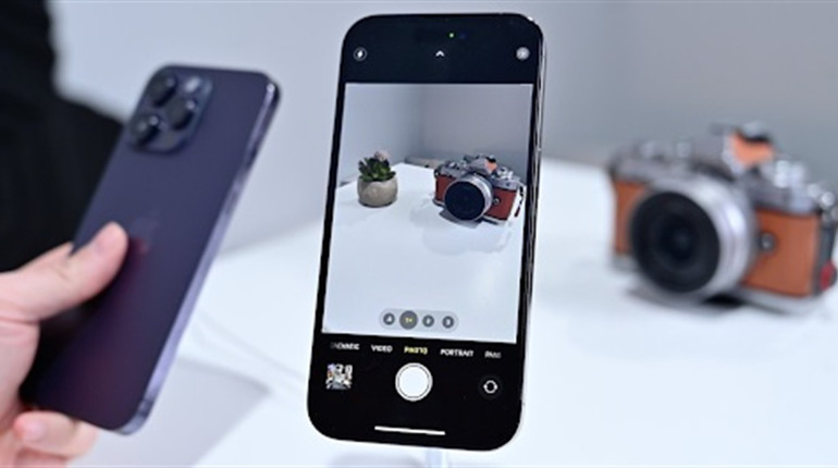 Порівнюємо якість камер та функціональність зйомки б/iPhone 14 Pro з новими моделями