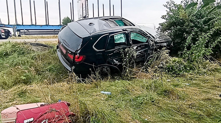 На Костопільщині BMW зіткнулося з двома вантажівками: постраждали троє дівчат із Сарненського району