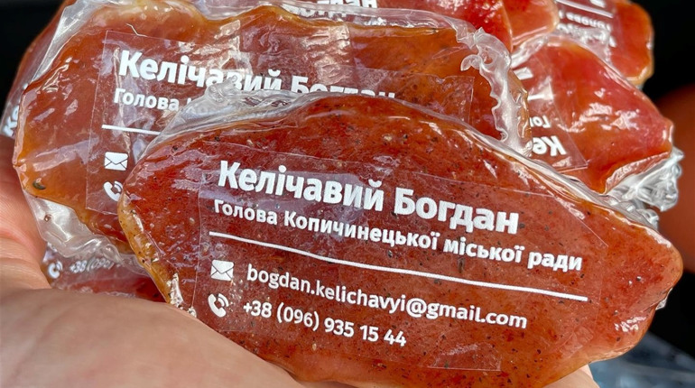 Очільник Копичинецької громади виготовив оригінальні візитівки... з м'яса (фотофакт)
