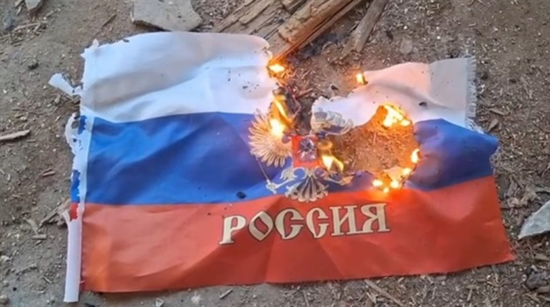 У Новій Каховці активісти спалили триколор загарбників