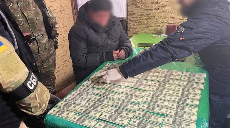 Викрили адвоката та місцевого мешканця, які за гроші “вирішували” питання щодо уникнення призову