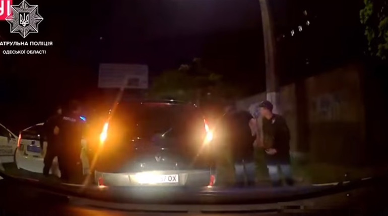 Погоня з сиреною та перехватом: в Одесі поліція затримала водія-втікача у наркотичному стані