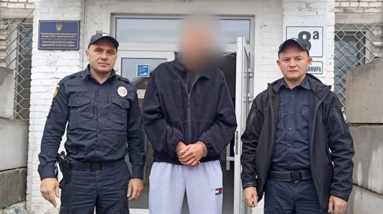 Зловмисник-гастролер видурив у 78-річної жінки майже 85 тисяч гривень. Нібито на лікування її доньки