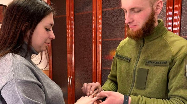 У Брониківській сільській раді зіграли весілля: Тарас і Вікторія стали подружжям