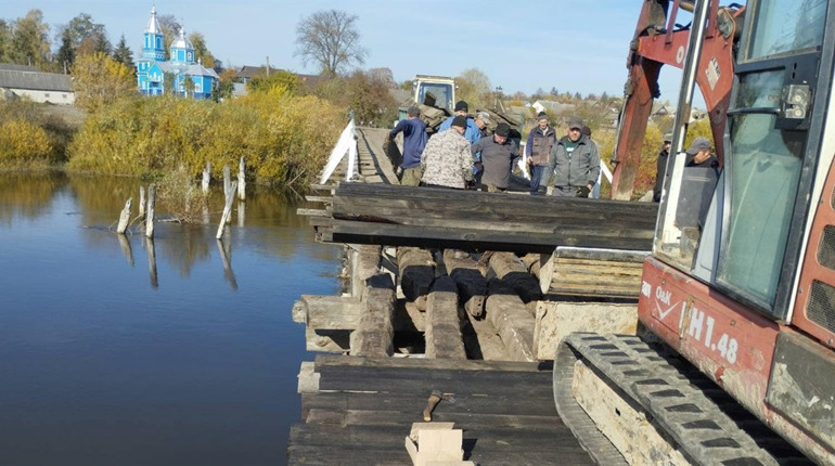 На Сарненщині ремонтують аварійний міст між селами