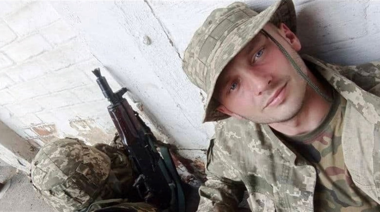 Спочатку волонтерив, а потім сам взяв до рук зброю: в Чернігові поховали Захисника Кирила Михайлова
