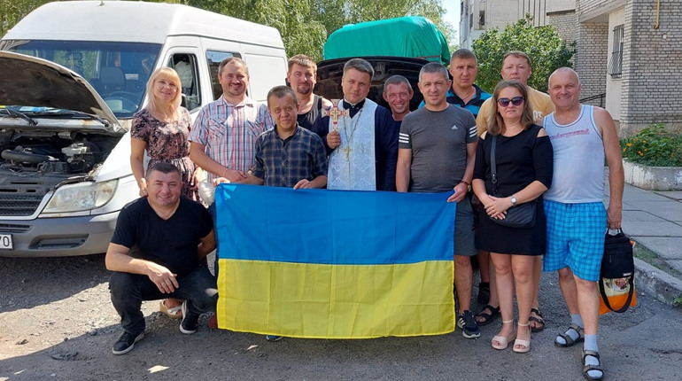 «Автомайдан Червоноград» відправив на фронт ще два автомобілі – мікроавтобус та мінівен