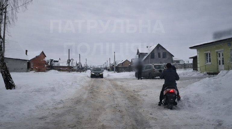 За кермом скутера: у Сарнах юнак втікав від патрульних