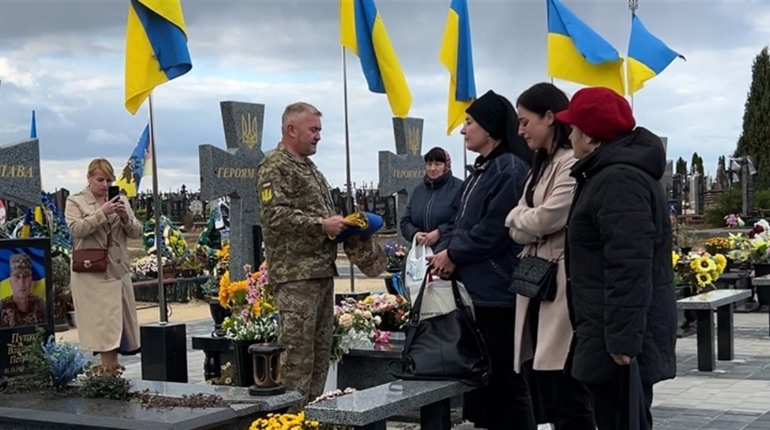 Героїчно пройшов бойовий шлях: у Сарнах прощалися з солдатом Євгенієм Петровим