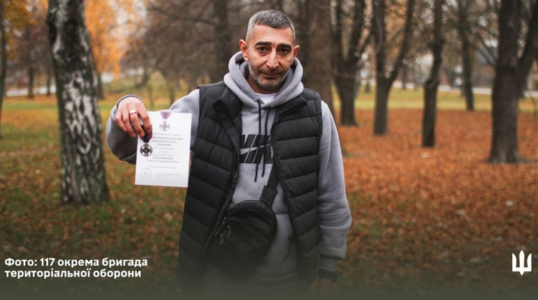 Звільнений з полону сапер із Глухова отримав відзнаку Головнокомандувача ЗСУ «За незламність»