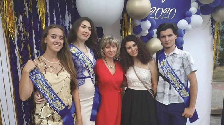Учитель Елена Гринева: «Сложно отпускать хороших детей, боишься, что таких уже просто не будет»