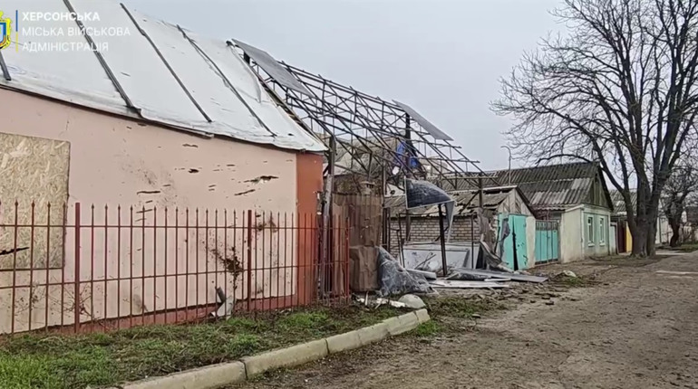 На Херсонщині російські терористи атакували житлові будинки, критичну та соціальну інфраструктуру