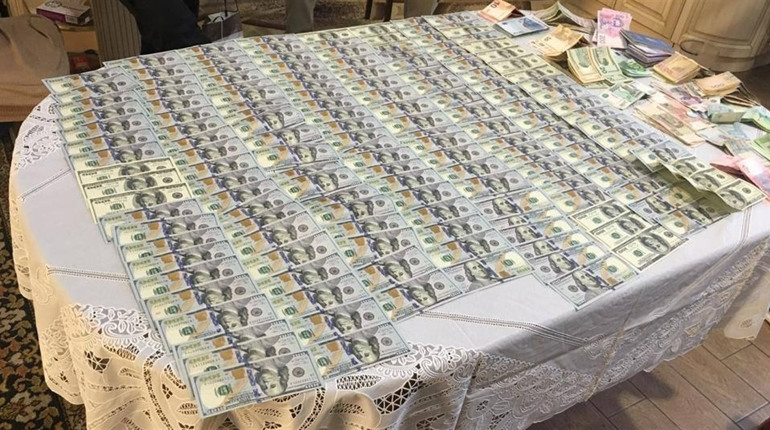 За хабар знімав з військового обліку: нові деталі у справі затримання військкомісара у Херсоні