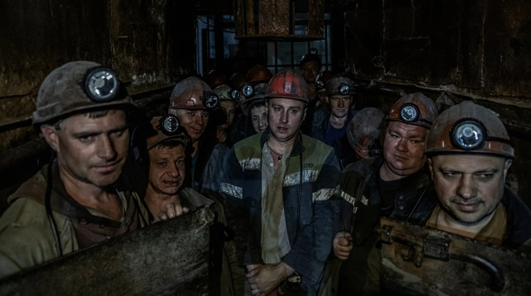 Попри війну донецькі шахтарі продовжують працювати. Репортаж New York Times
