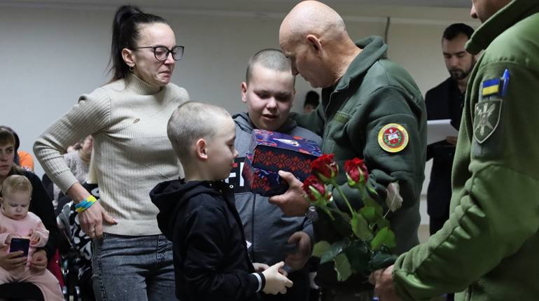 У Глухові дітям загиблих Героїв вручили іменні кулони-обереги «Батьківське серце»