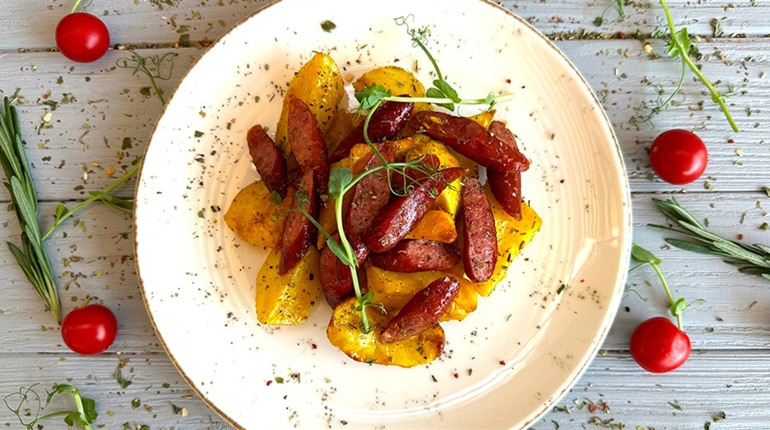 Рецепт дня: запечена картопля з мисливськими ковбасками та сиром
