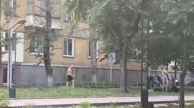 У Жовтих Водах чоловік з ножем втікав від двох інших чоловіків: відео