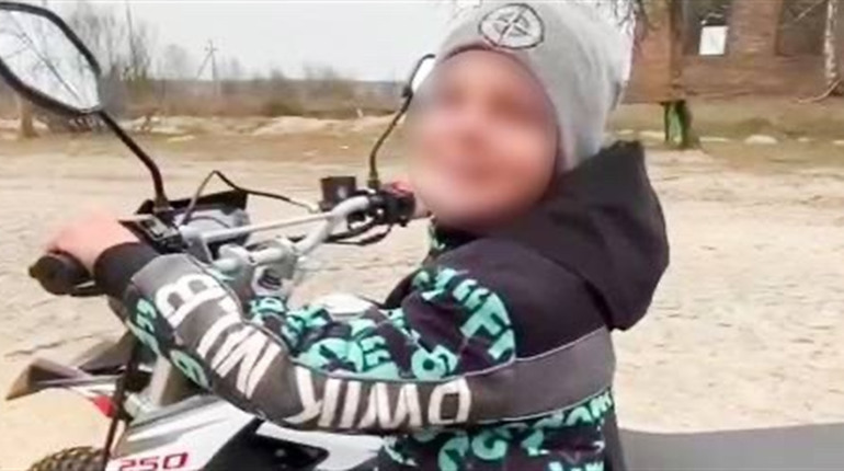 У Сарненському району оштрафували батька 10-річного хлопця, який їздив на мотоциклі
