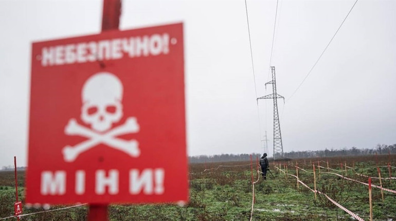 Глухівські рятувальники нагадують про мінну небезпеку. Яких правил слід дотримуватися