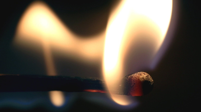 У Мілуватці Сватівського району через пожежу госпбудівлі ледь не загорівся будинок