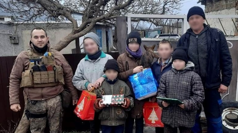 Правоохоронці Херсонської області передали подарунки дітям деокупованого села Милове