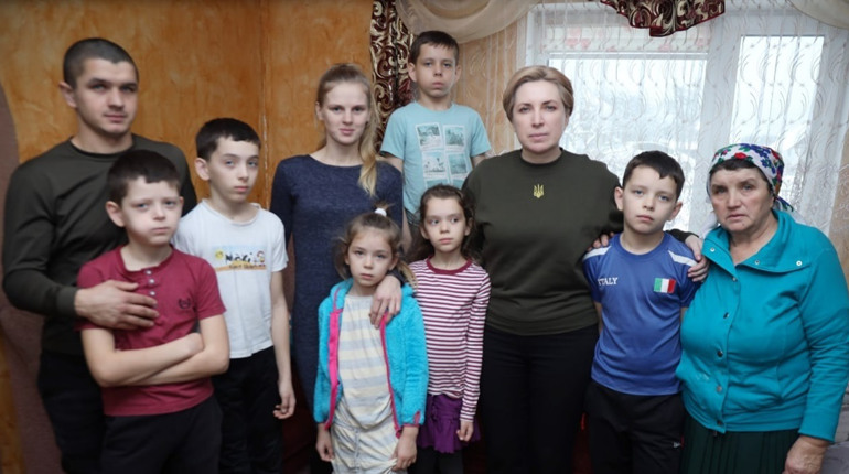 Батьки підірвалися на міні: 24-річний дядько восьми сиріт вирішив стати їх опікуном