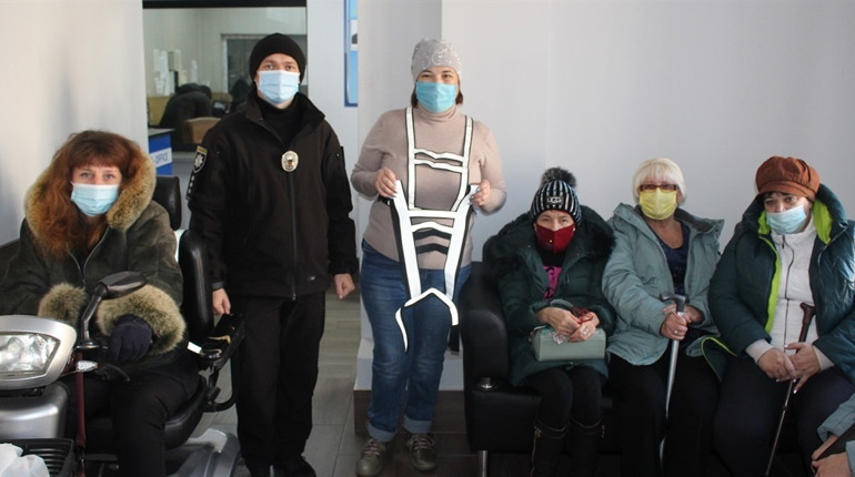 Світлоповертаючі портупеї від мелітопольської «Золотої голки» збережуть життя людини у вечірній час