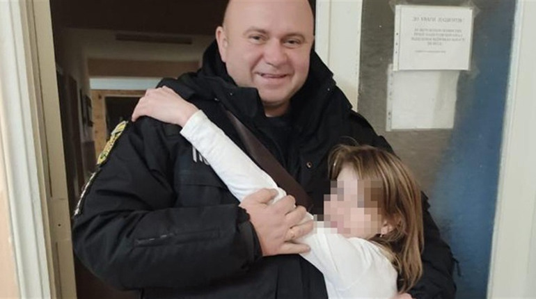 Звягельські поліцейські врятували 9-річну дівчинку від власної матері