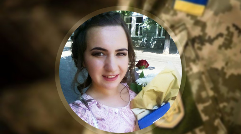 Дівчина на своє двадцятиліття пішла на контрактну службу і буде військовим медиком