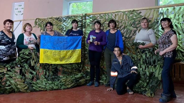 «Плели і будемо плести»: як команда волонтерок у Зверхівцях допомагає фронту