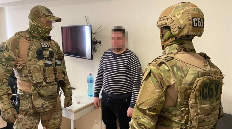 У Вараші СБУ затримала банду рекетирів, які вимагали гроші з підприємців
