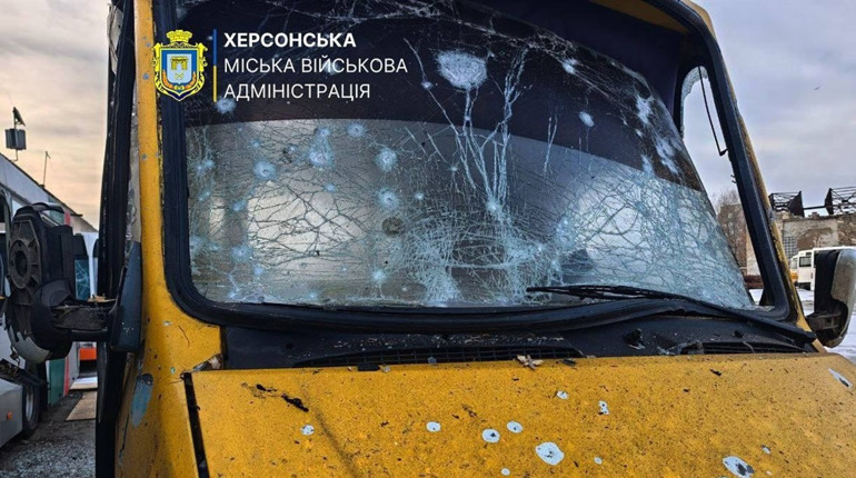 Дронові атаки на Херсонщині за добу: поранені, пошкоджено дитсадок і транспорт «Укрпошти»