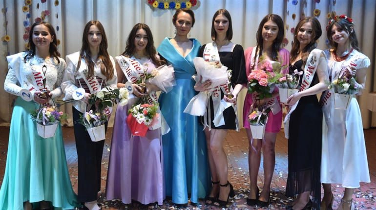 На конкурсі краси “Міс ліцей” в Кодимі зібрали 17 тисяч гривень для захисників