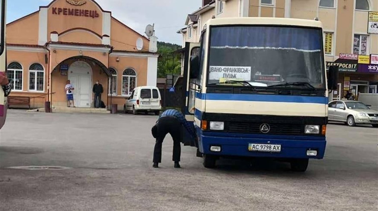 Кременецькі перевізники і транзитні маршрути: чому одні чекають, а інші працюють (відео)