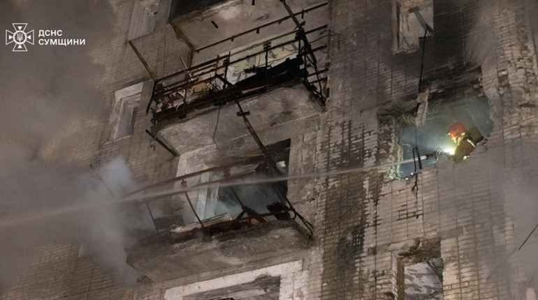 Масована атака дронів на Охтирку: Рятувальники евакуювали 35 та врятували 7 жителів багатоповерхівки