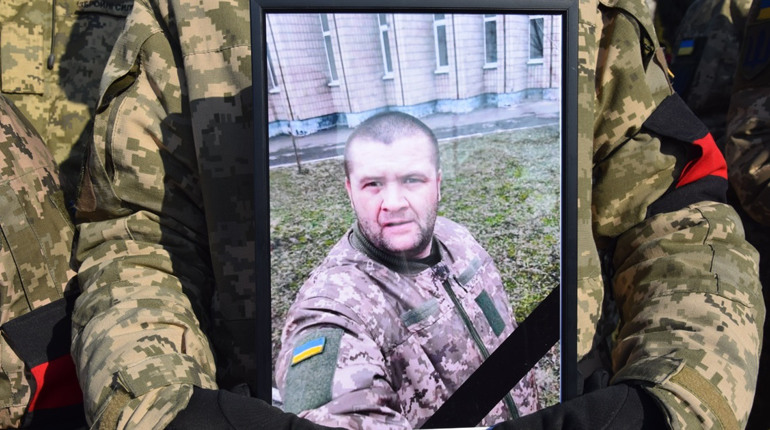 Не витримало серце: Нетішинська громада провела у вічність 40-річного захисника Дмитра Будяківського