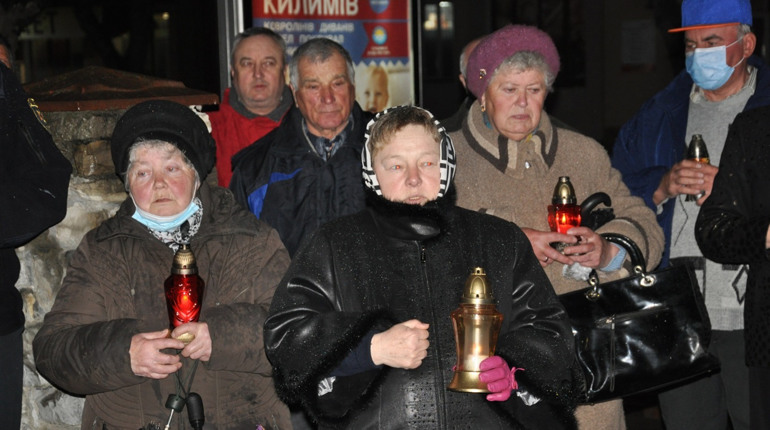 Чорнобильці Чортківщини вшанували пам’ять загиблих внаслідок аварії на ЧАЕС, запаливши лампадки