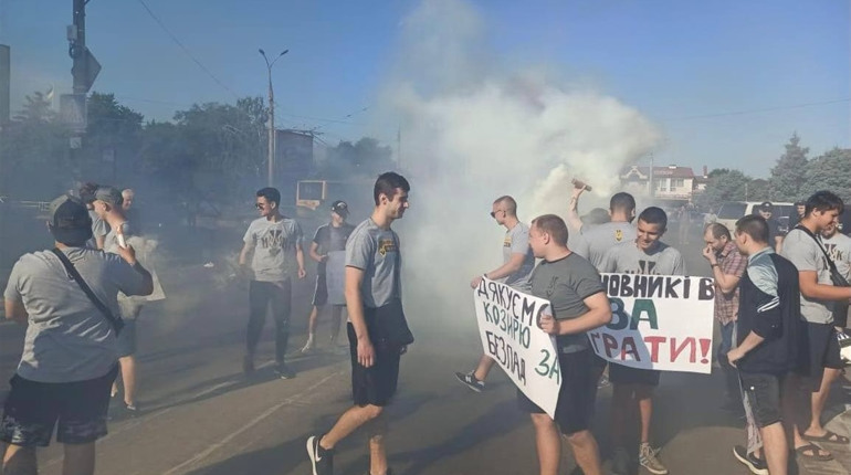 На Бериславському шосе в Херсоні протестувальники перекривали дорогу — дізнаємось, що це було