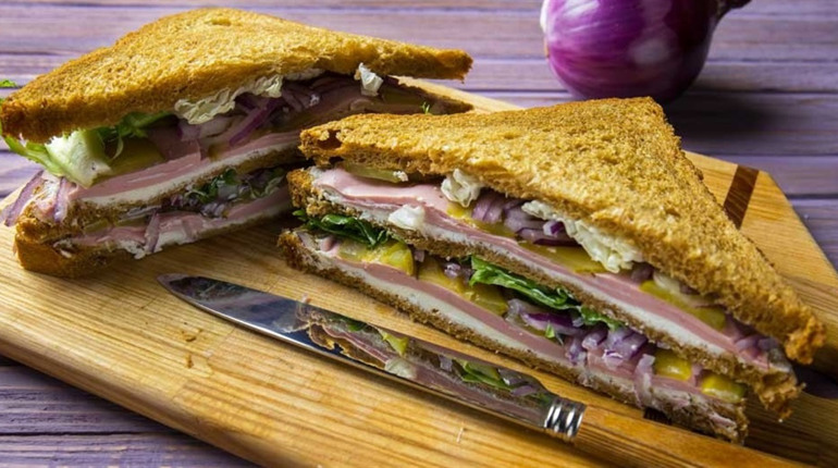 Рецепт дня: клаб-сандвіч з шинкою та солоними огірками